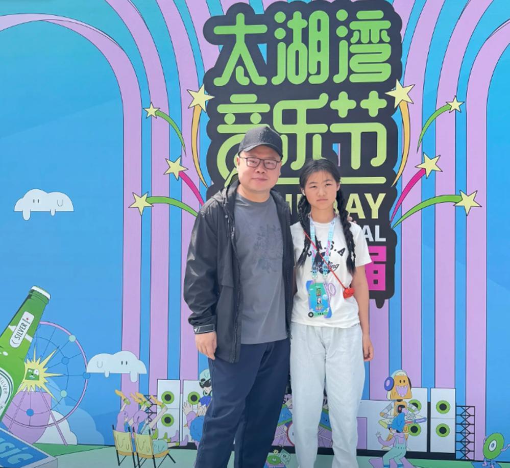 岳云鹏五一携女“营业”，13岁麓一青春讨喜，星二代尽显纯真本色在喜剧领域跨界大