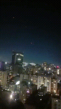 委内瑞拉首都加拉加斯市突发枪击，高射炮猛烈开火，俄式装甲军出动！当地时间2026