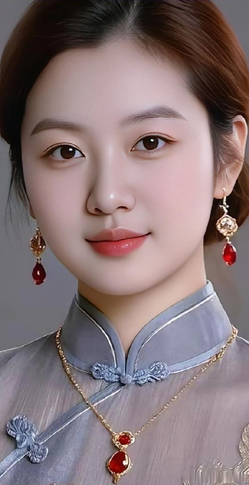 玉佩轻摇，红妆映笑颜。