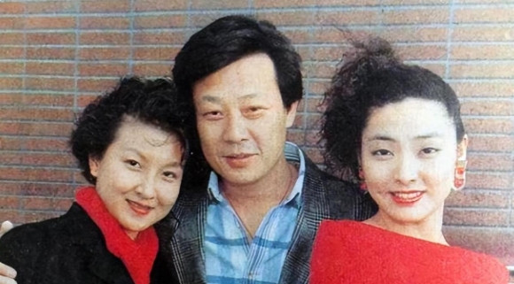 1996年，寇世勋把许黎丹带回家，跟妻子崔瑶琪说：“以后你住3楼，她住2楼，你们