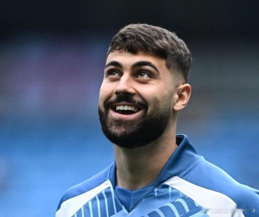 据《世界好体育报》报道，巴萨有意在明年夏天引进新中卫，并看上了格瓦迪奥尔和巴斯托