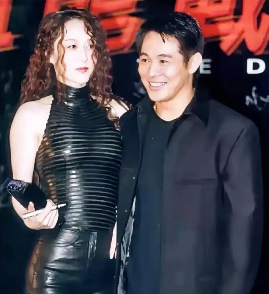 终于理解，李连杰为啥选择了利智！和利智在一起，李连杰是真的开心！喜悦之情一看