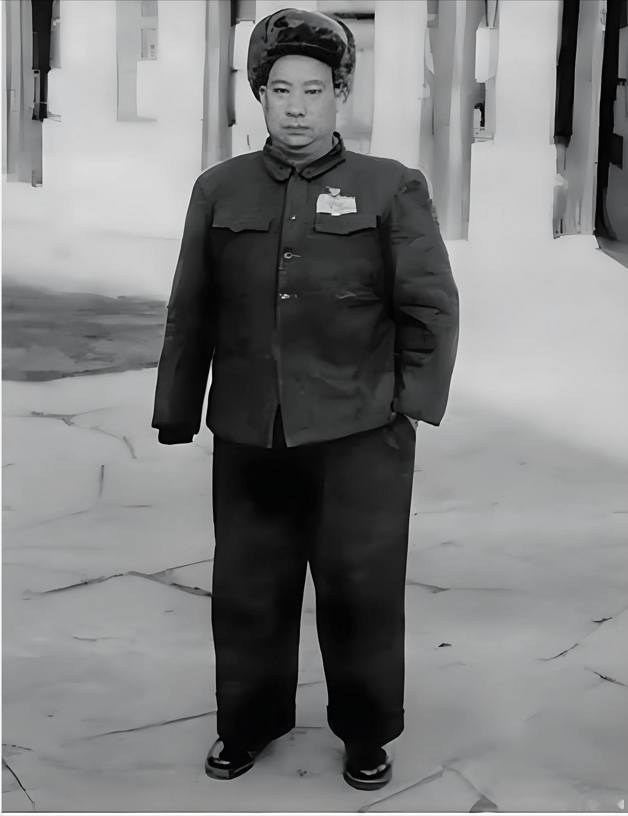 1938年，贺炳炎去收编一支民众自卫队，对方首领原是东北军出身，仗着手上有700