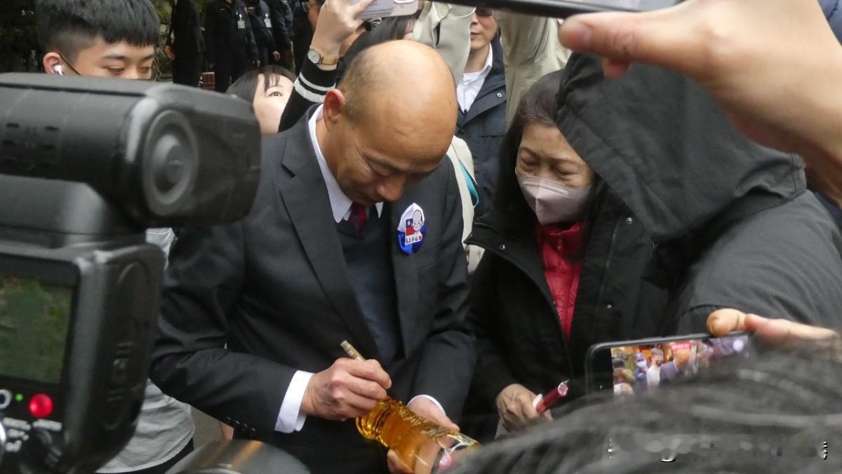 韩国瑜自嘲立委是“人多口杂、10嘴9屁股”，但发春联被祝“马上长头发”！　韩国瑜