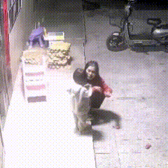 万万没想到！广东，一位妈妈带着孩子在家门口玩摔炮，还亲手教孩子怎么玩，觉得这东西