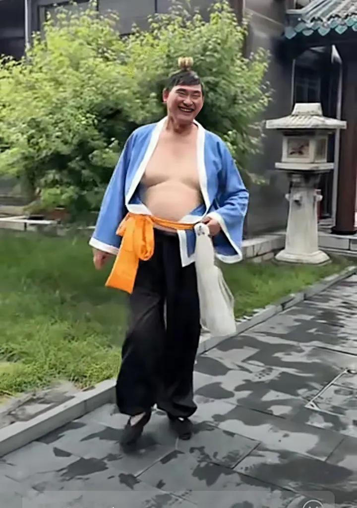 大衣哥敞怀演太乙真人，这般反差你作何感想？谁都想象不到，朱之文这次会以一个完