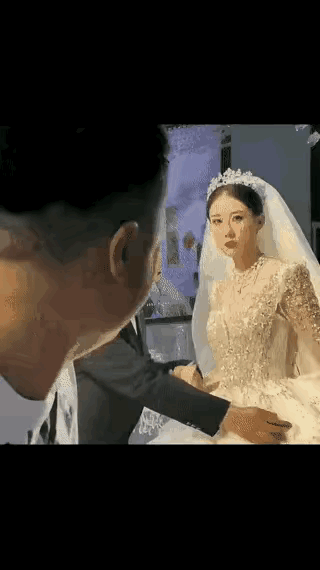 “太过分了”河南，有一对新人结婚，当新郎新娘牵着手走上婚礼台的时候，有几名宾客
