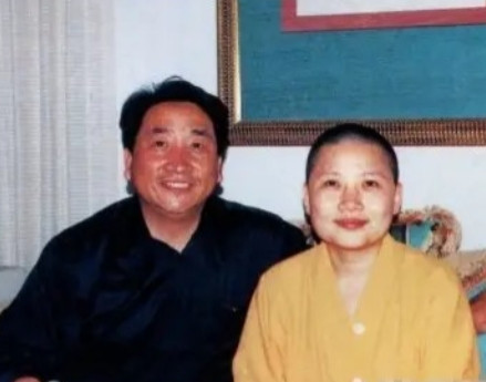2000年，姜昆在美国遇到了出家3年的“歌坛一姐”李娜，她身穿一身僧侣服，早已剃