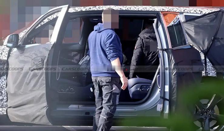 日前，捷尼赛思GV90量产版谍照曝光，此次谍照首次展现出了该车型打开对开门之后的