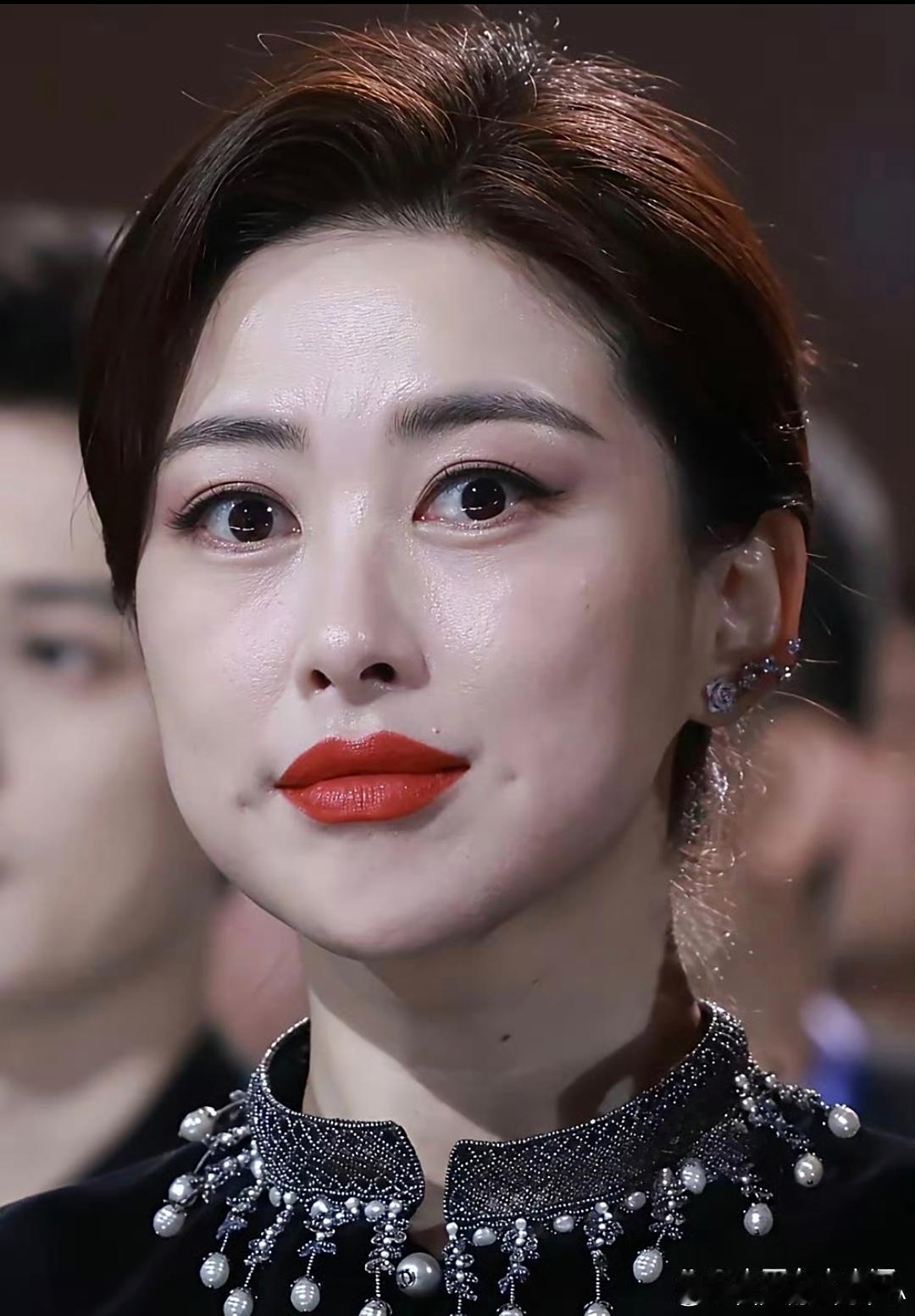 朱珠的生图原来是这样呀！她脸上那两个梨涡可真深啊。​​​