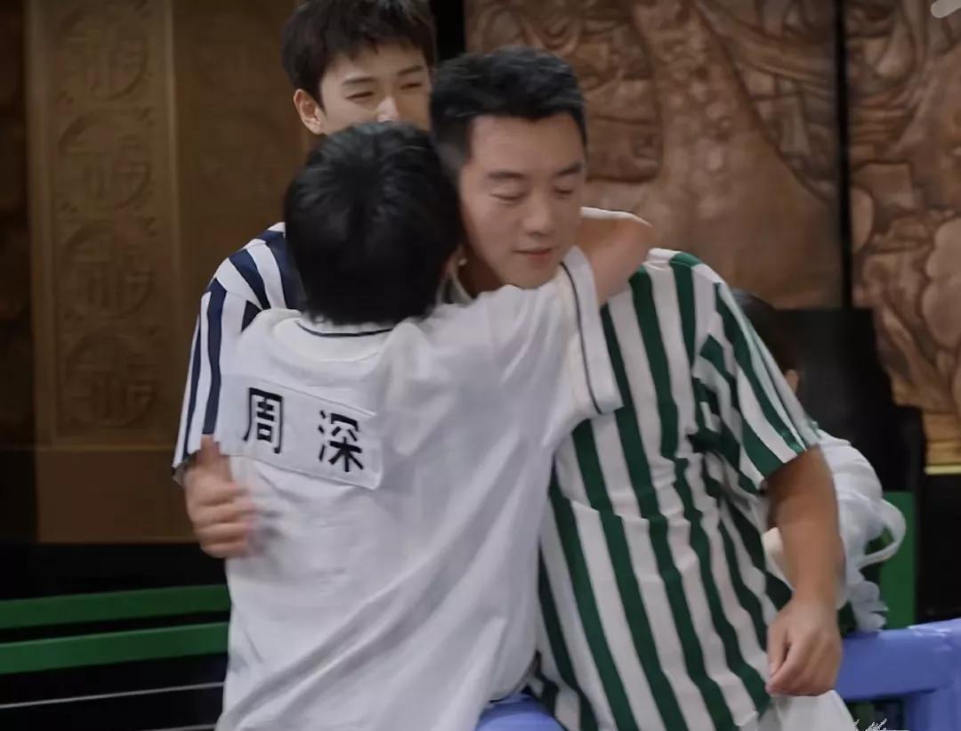 周深身上有一个弱点，他可能永远都改不了。不是他身高矮，也不是力气小，而是他在