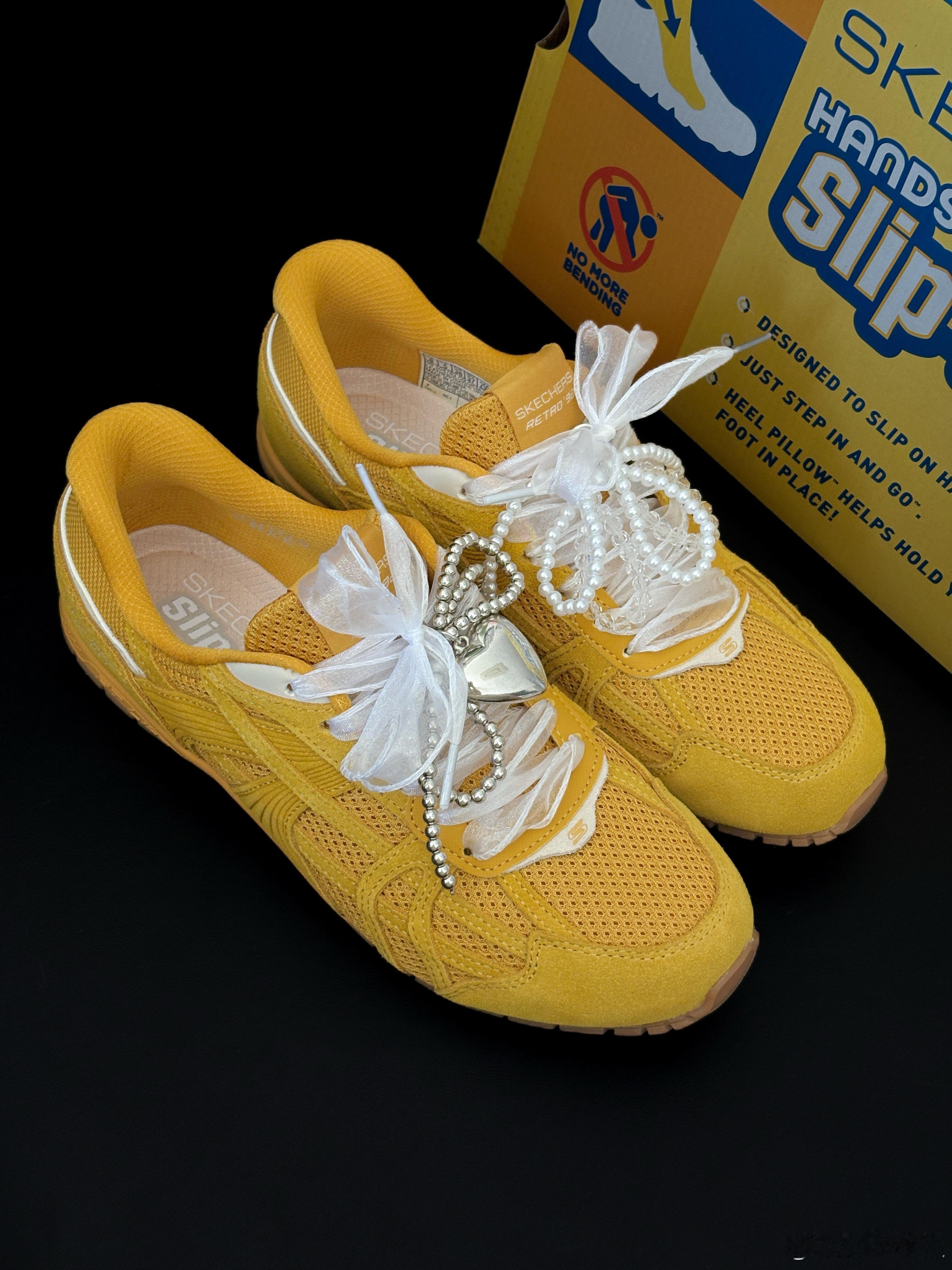 斯凯奇（SKECHERS）的黄色天鹅绒运动鞋，以其独特的创意改造令人过目不忘。它