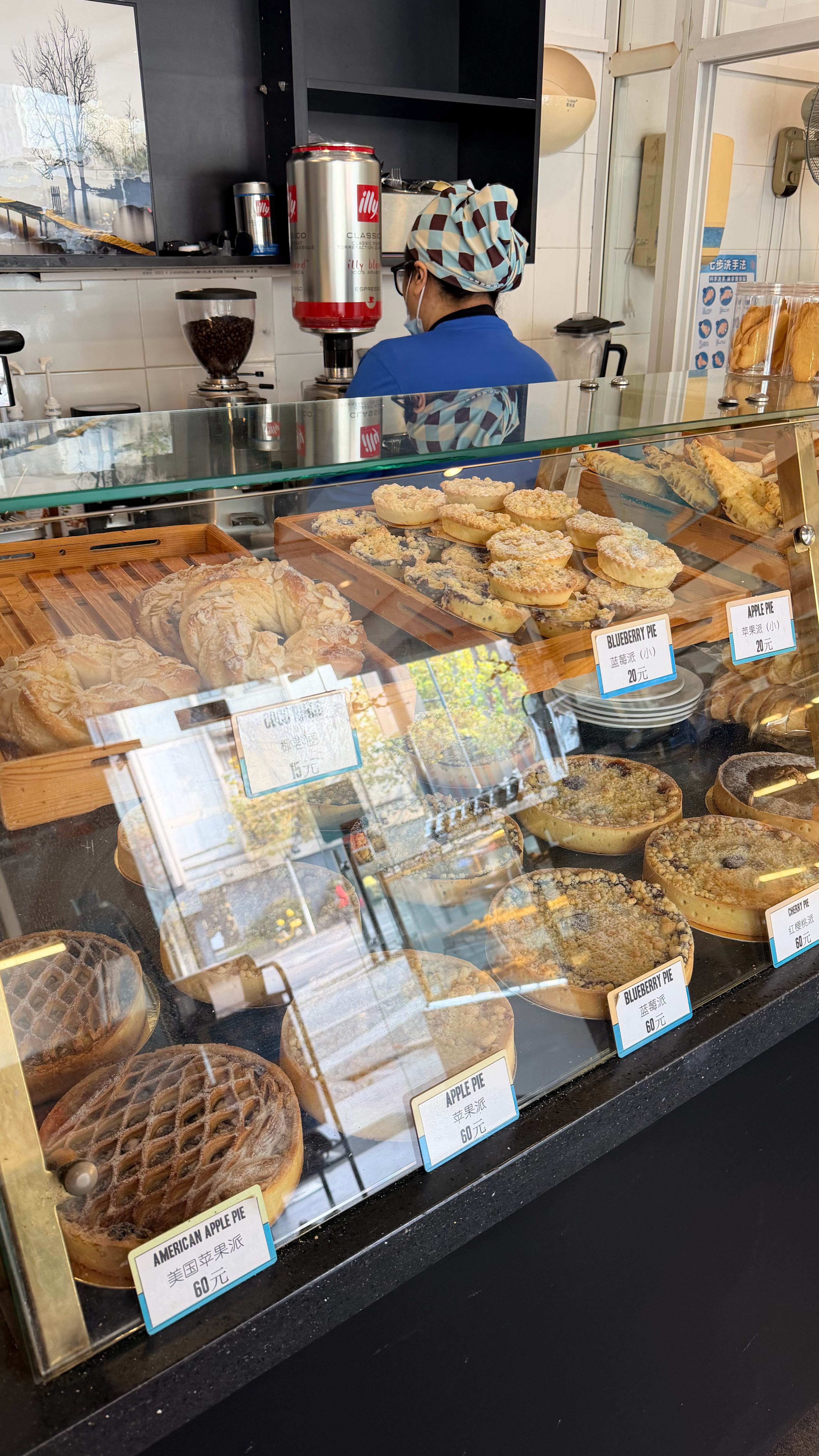 好多年没吃过云中食品屋了，难得路过就进来吃了块蛋糕🍰🧁看着满满当当的陈列柜有