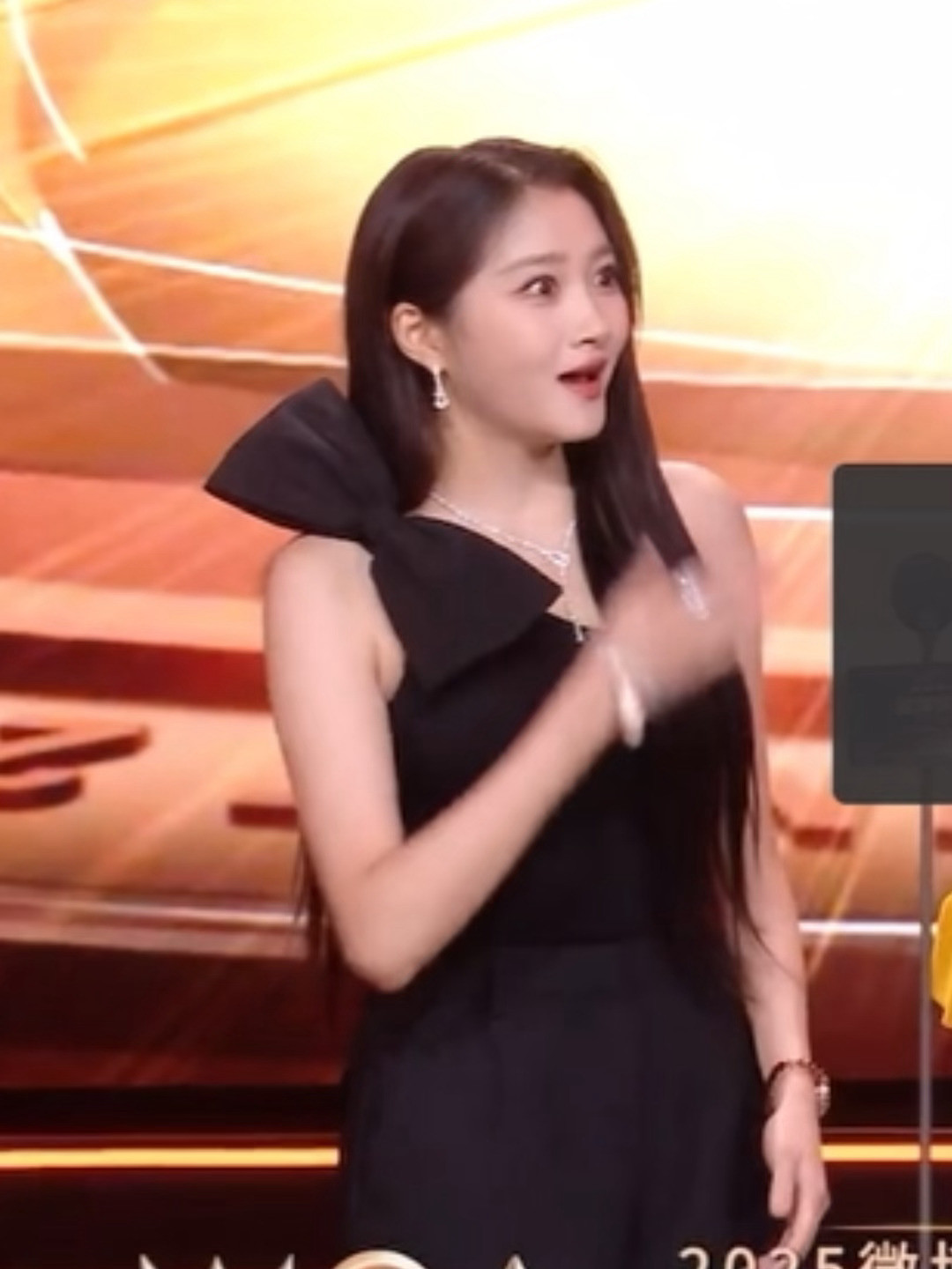 我当明星遇到熟人就关晓彤这样彤姐有点心事全放脸上了哈哈哈哈哈哈哈哈哈我