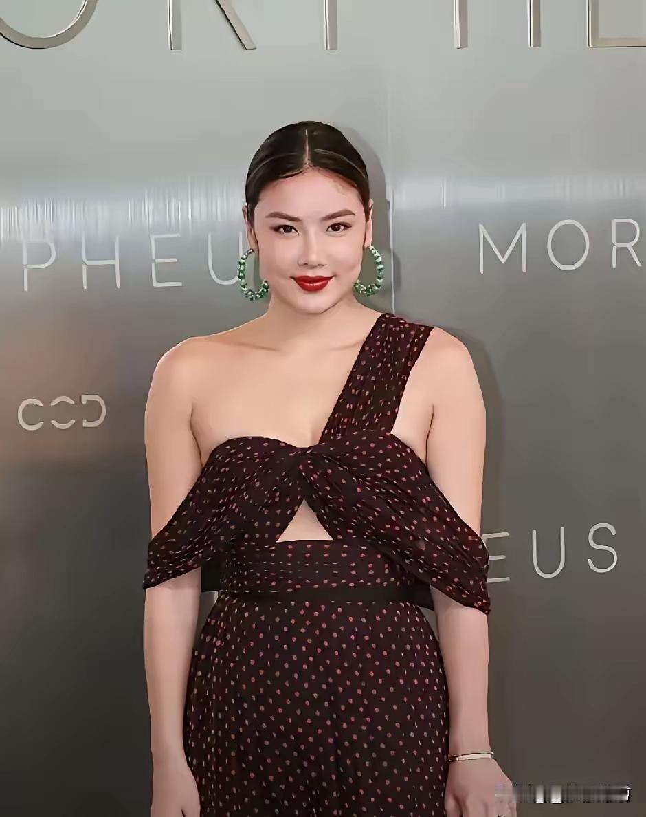 乐基儿这人生就像坐过山车，太有戏剧性了。她是中越混血，年轻时颜值超高，把黎明迷得