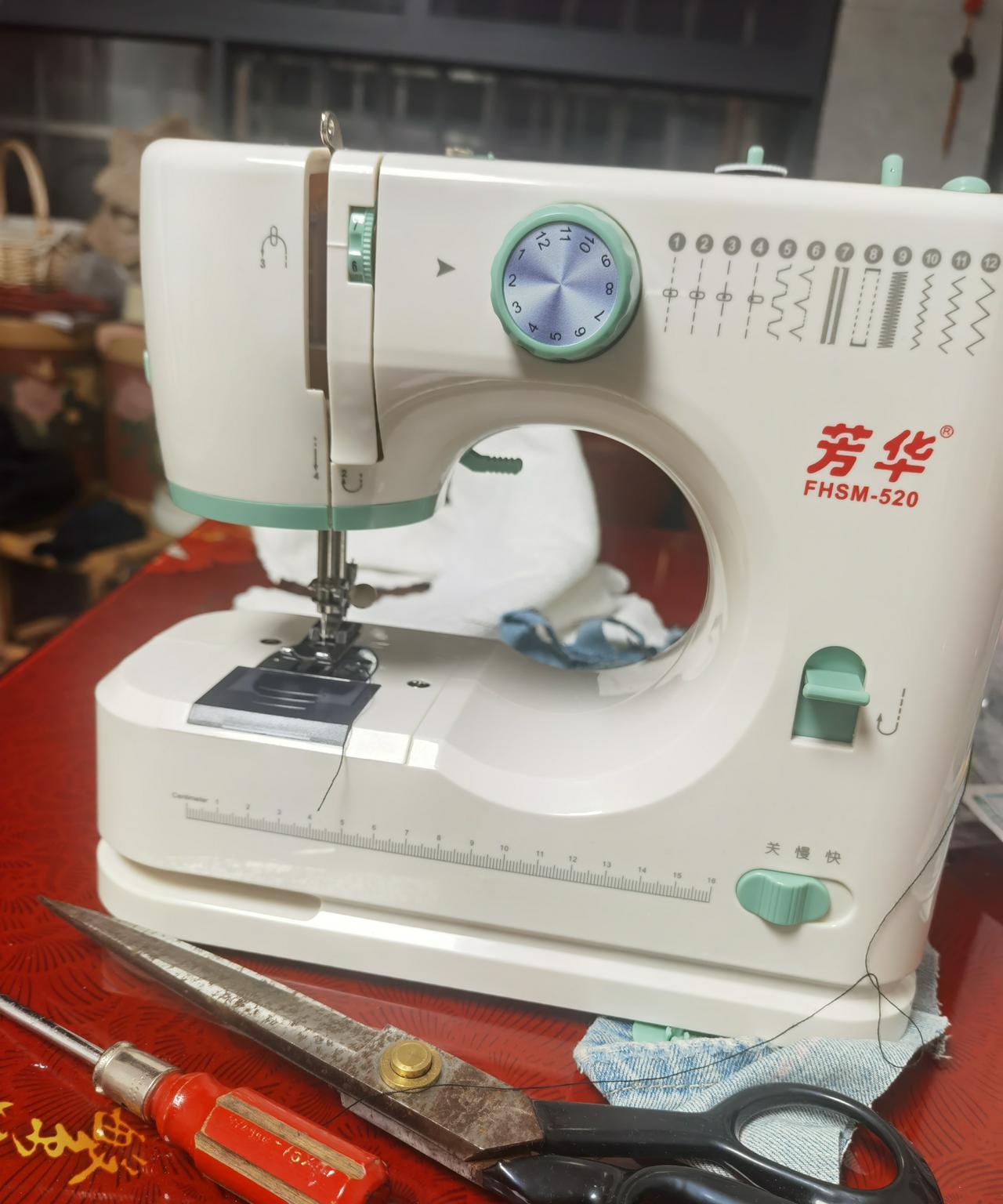 因为看了一个旧牛仔裤改裙子的视频，我跟风买了一个小缝纫机。照着别人的样子要开始