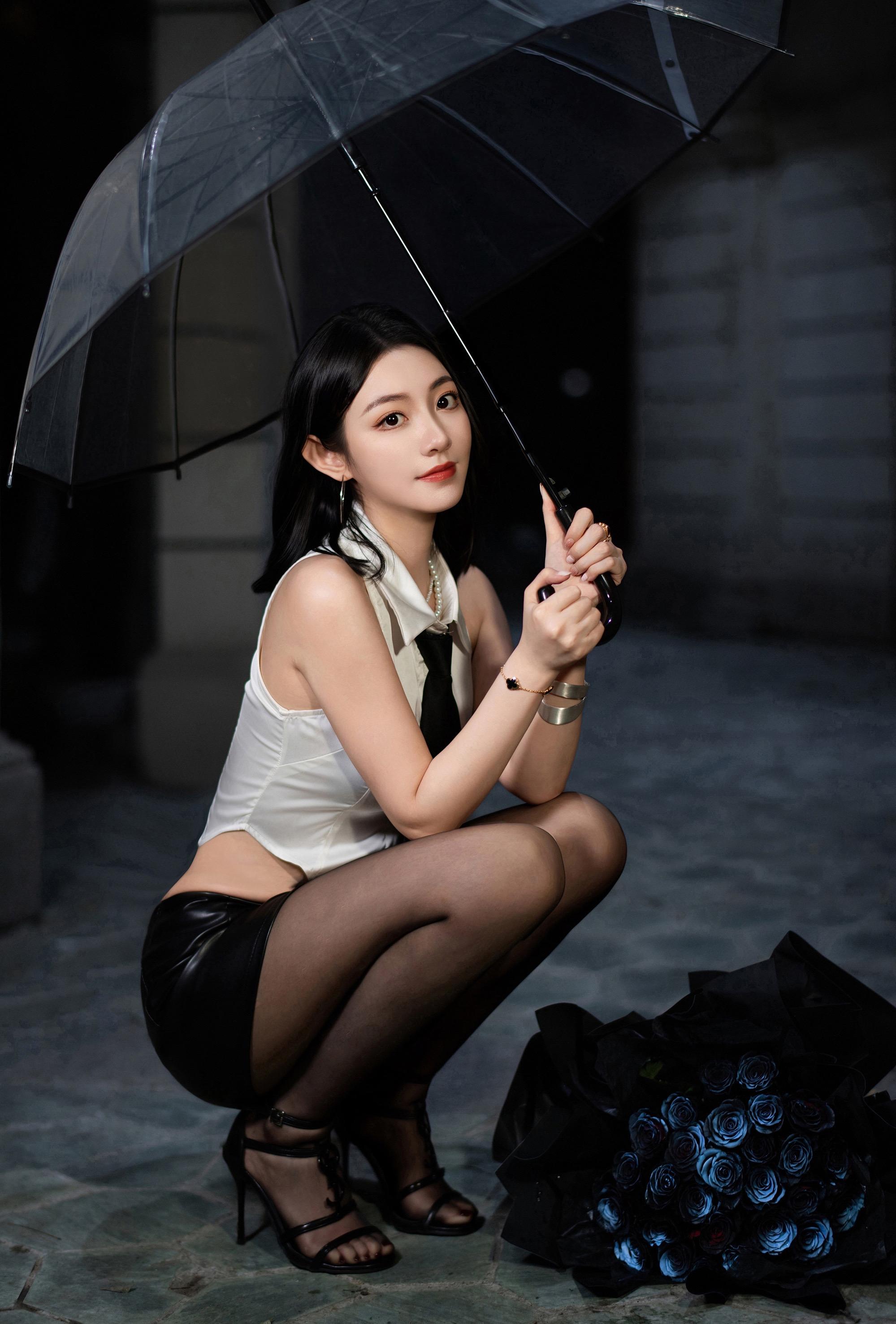 见面不必等雨停。氛围感
