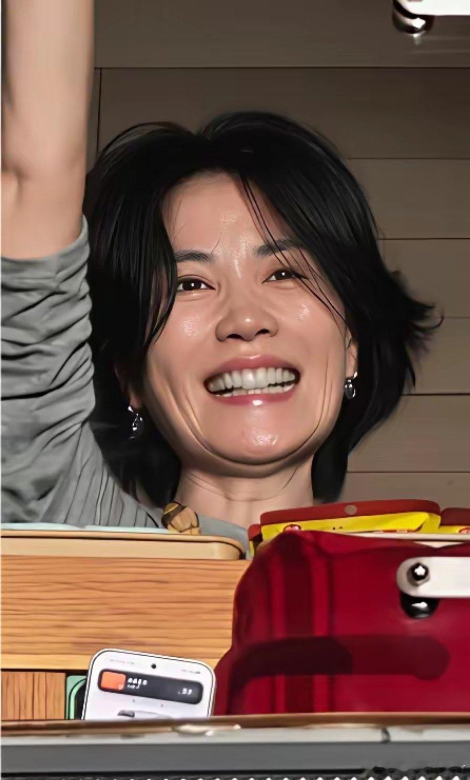 一直以为王菲赢在嗓子，没想到赢在牙齿？！​仔细看你会发现：牙型修长真的显贵气，看