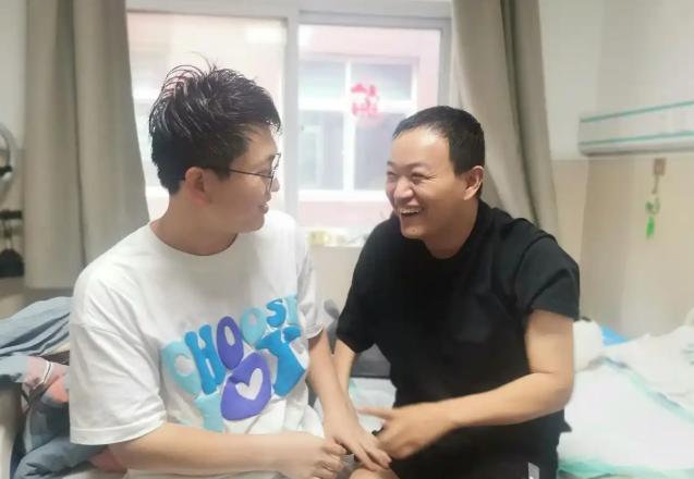 2023年，陕西一小伙得知挚友病危，便驱车18小时，跨越900公里前往河南，只为