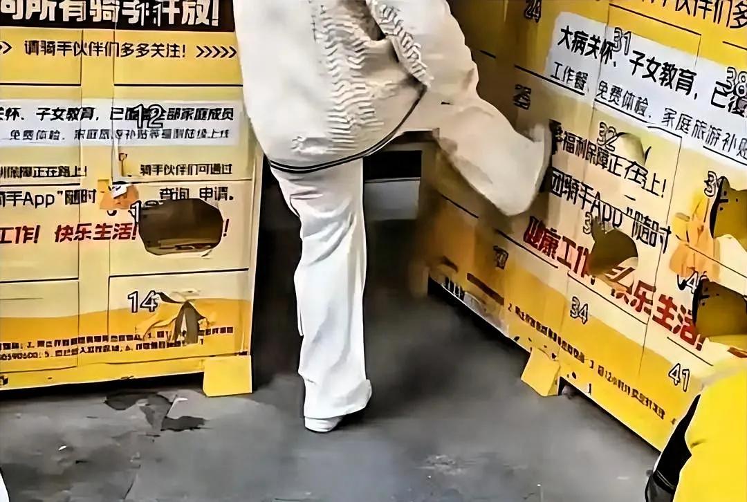 这惩治偷外卖的手段绝了！踹快递柜女子真容曝光，后续的事也浮出水面。有网友