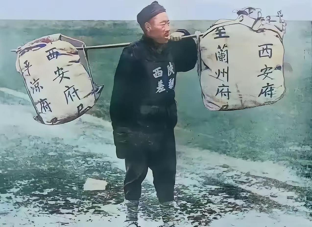 一张老照片，这是清朝时期的邮差，那个时候家人能接到一封邮件真的不容易？你看照片