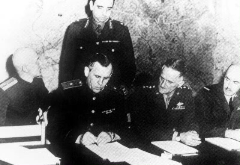 飞扬军事1945年5月7日，德国在法国兰斯向盟军签署无条件投降书，但苏联人认为