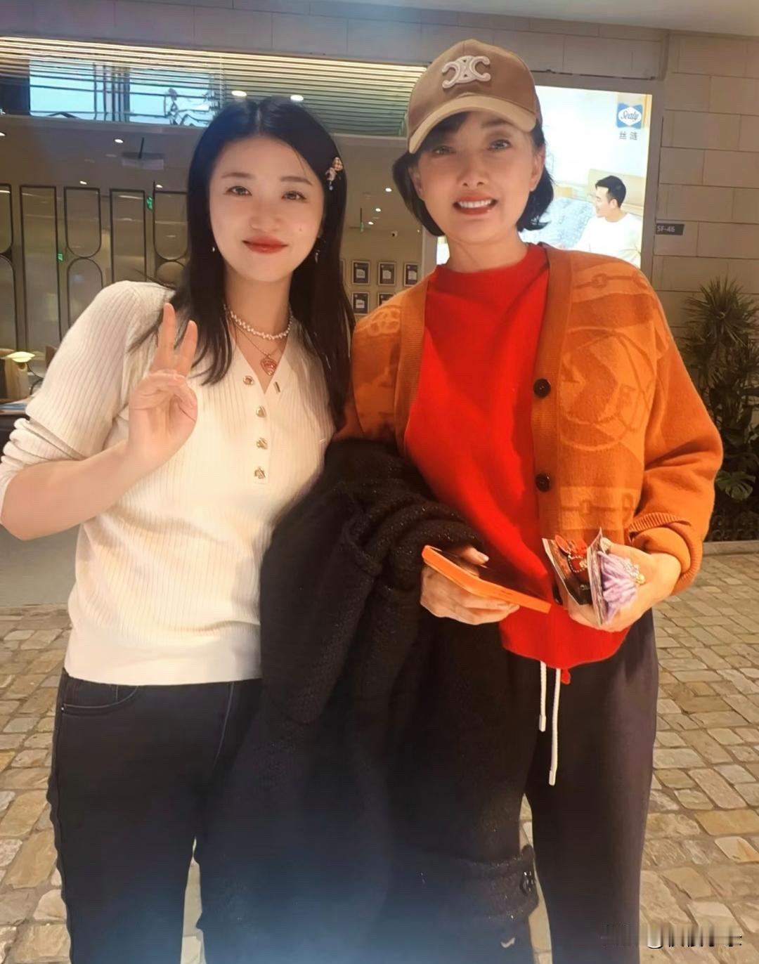 53岁牛莉在北京路边摊买平价小首饰，她看起来好年轻，气血充盈，皮肤保养得真好。她