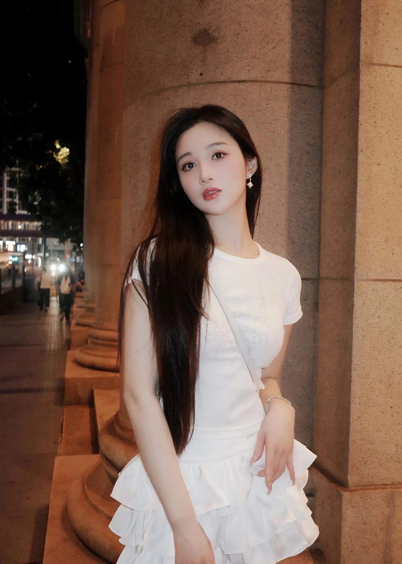 孙嘉璐街拍大放异彩！白色装扮映衬夜景，灵动俏皮美出圈