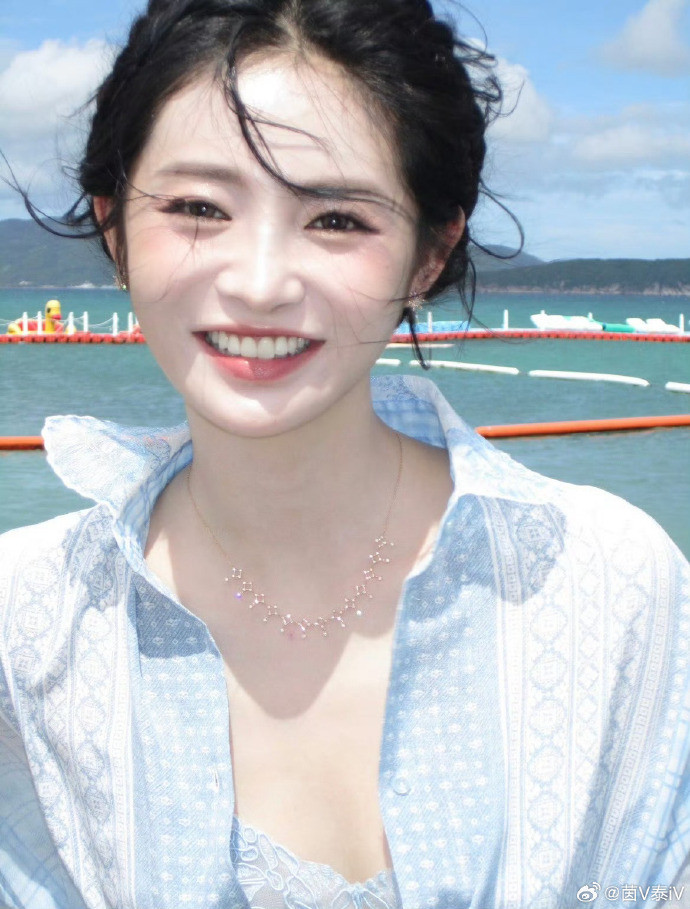 周洁琼红毯美人一大跳周洁琼红毯公主纱裙周洁琼红毯造型确实很惊艳。公主盘发+纱裙