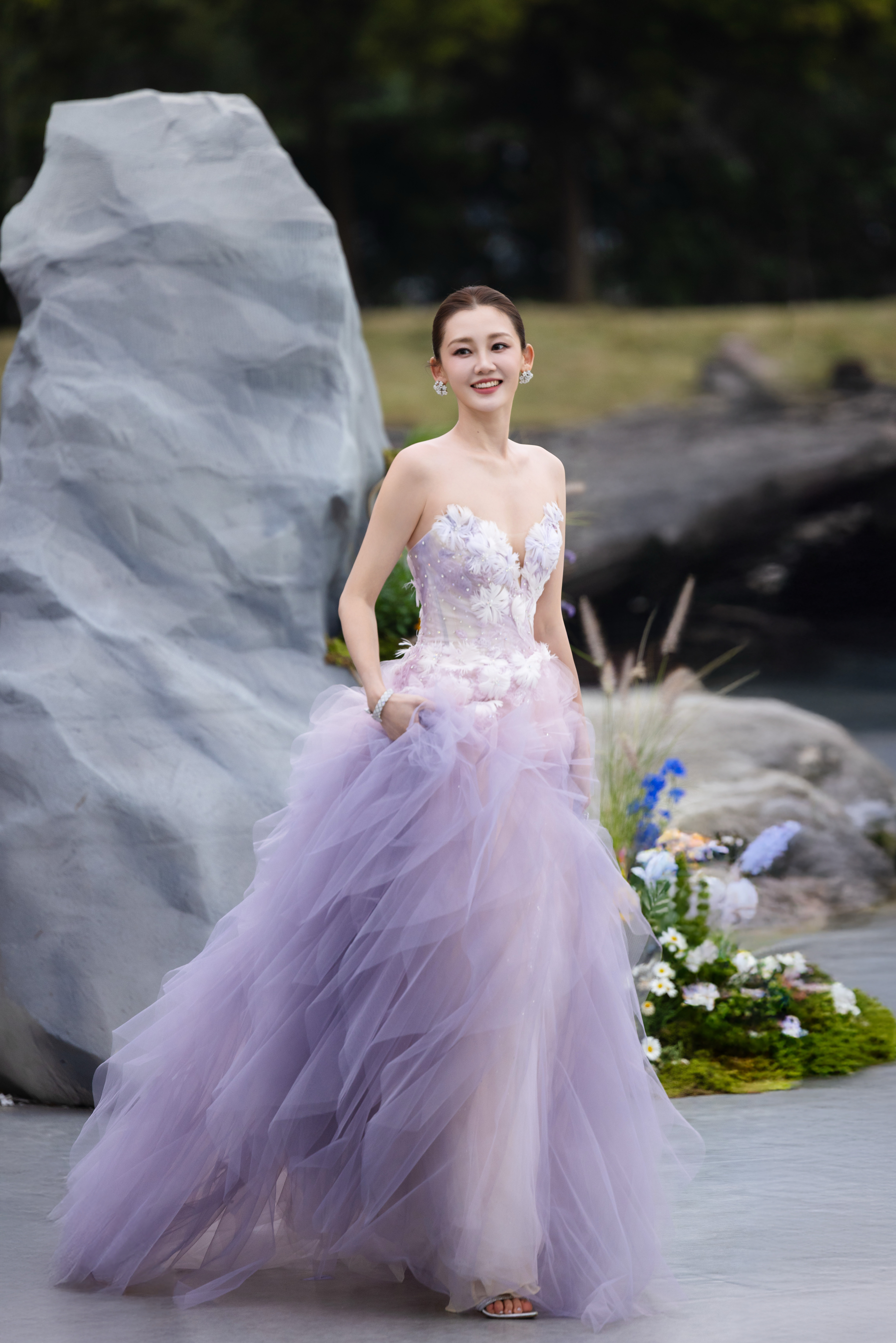 苗苗淡紫纱裙是春日限定的浪漫，高盘发衬得眉眼清亮，这一身，是不费力的贵气，也是