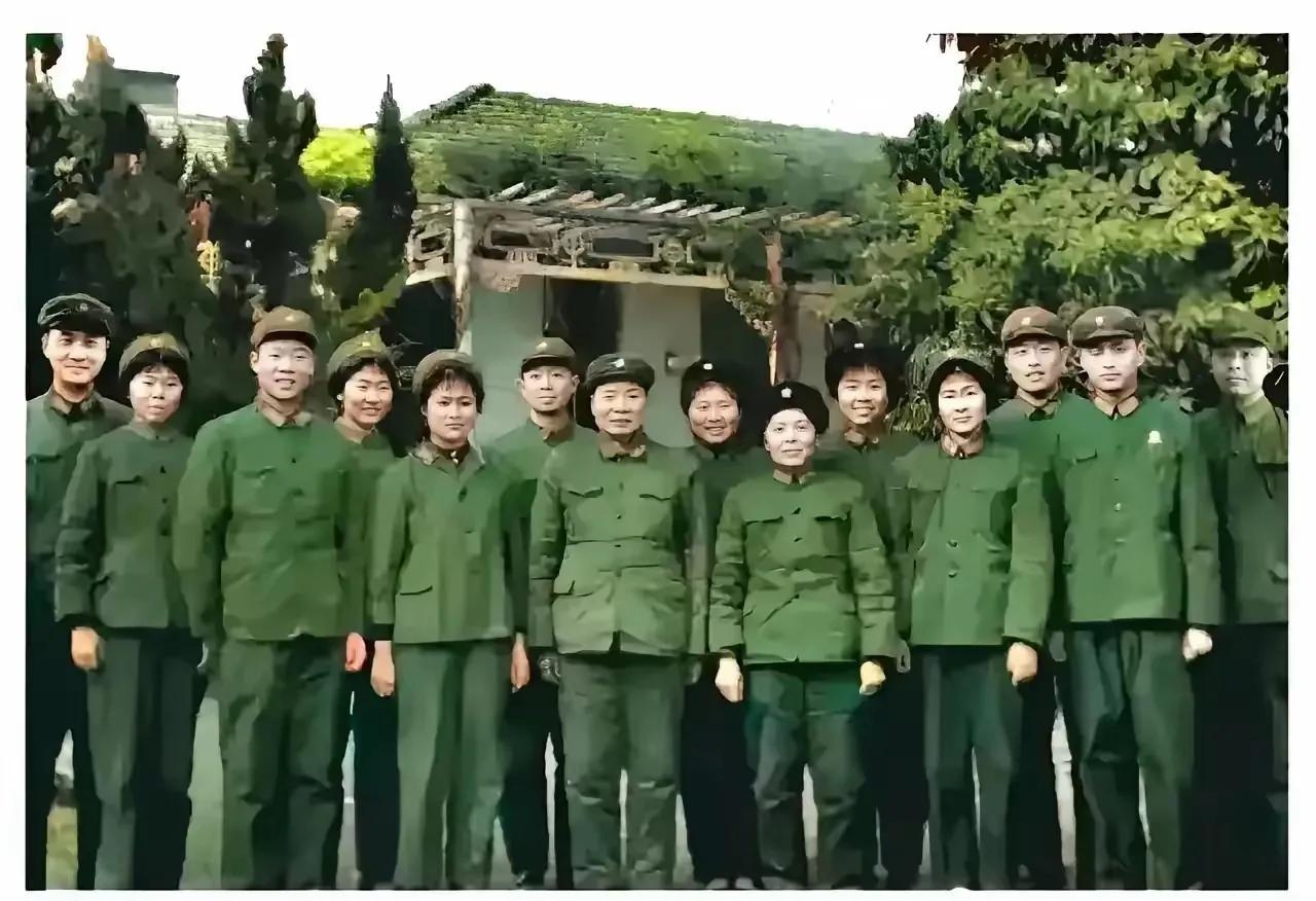 俗话说一人参军，全家光荣，但如果全家都是军人的话，那又会是怎样的场景呢？以下这张