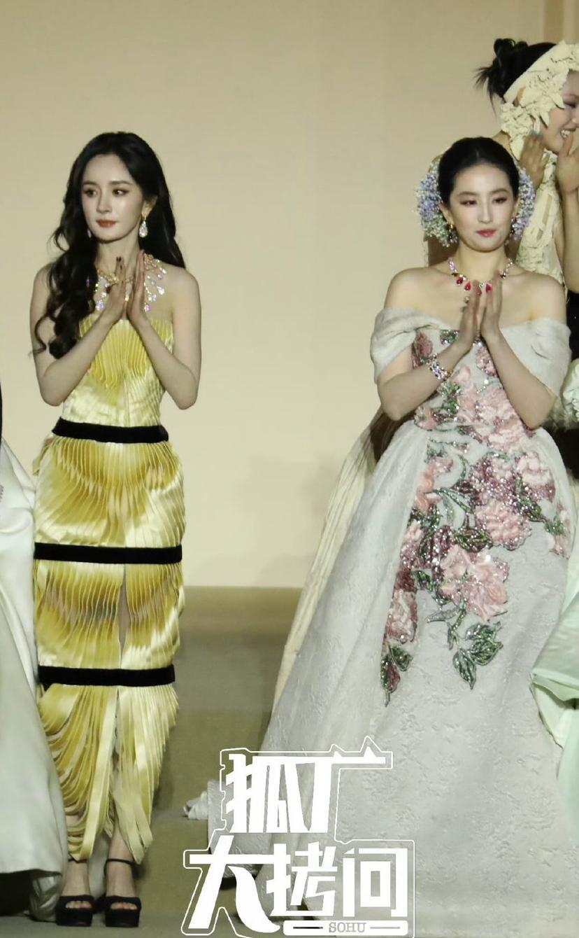Vogue红毯这个同框，刘亦菲好像没想象中那么“艳压”啊。图一和杨幂同框就有点