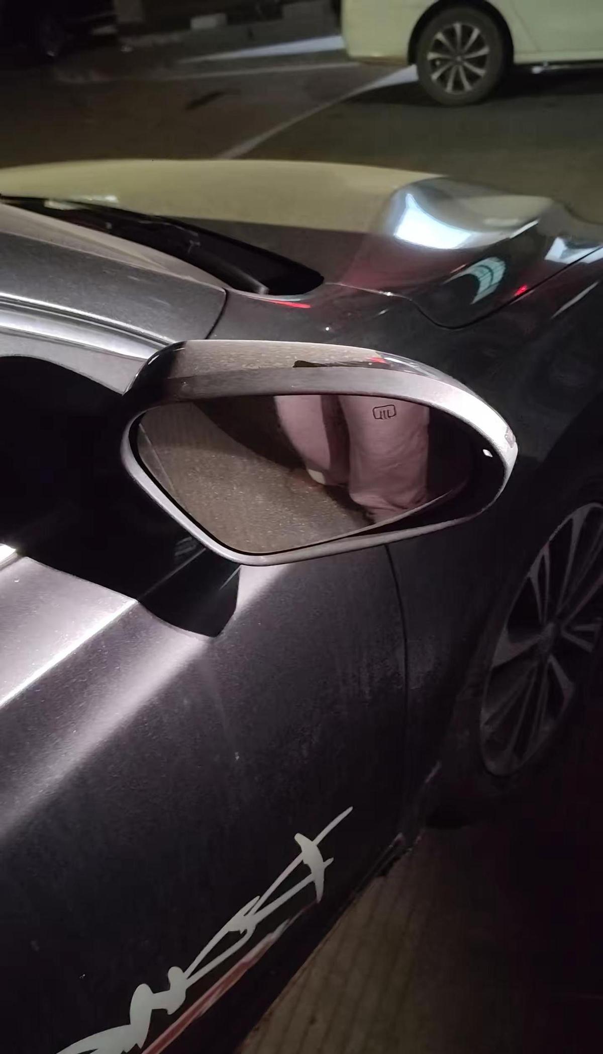 房东不接电话，直接动手砸车。后视镜被扳掉，轮胎放了气，车身还被人踹了两脚。这