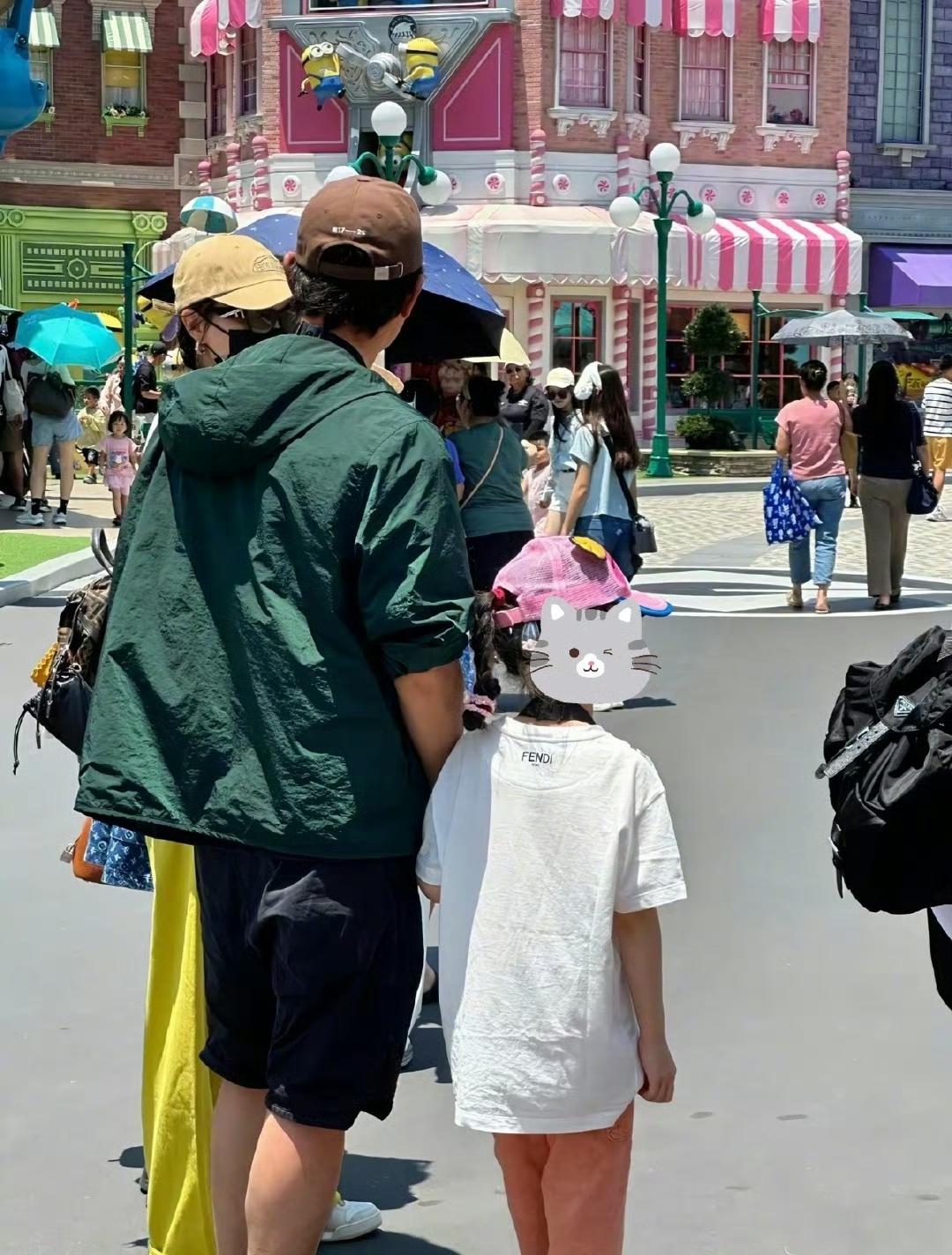 43岁唐嫣和老公罗晋带5岁女儿现身新加坡环球影城，夫妻俩牵着女儿的手，看起来好幸