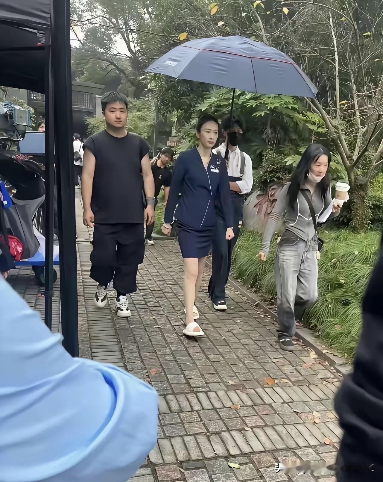 这是哪个女明星，一点都不接地气，穿着干练的职业装，扎着丸子头，化淡妆，不过她怎么