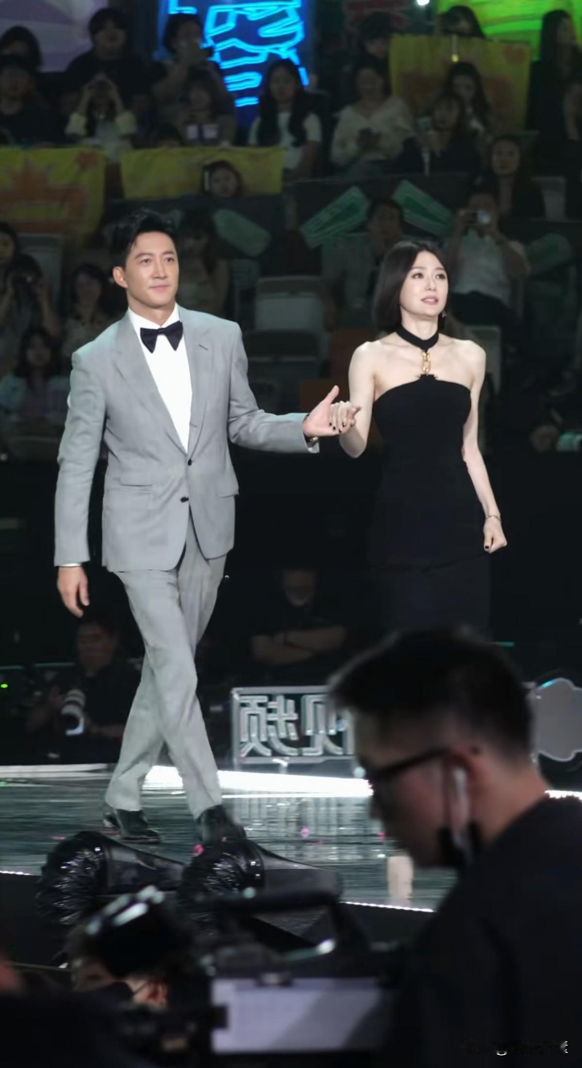 男帅女美，气质绝佳。秦岚太漂亮了，王阳和秦岚，真是好相配的一对啊。