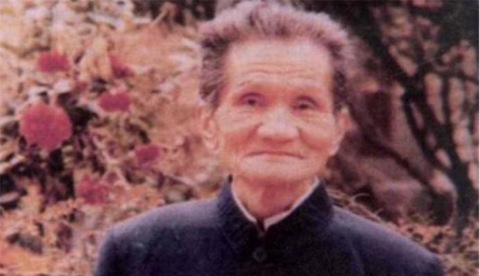 1947年，沈醉视察白公馆时，看见一犯人正疯疯癫癫地跑着步，马上觉得不对劲，准备