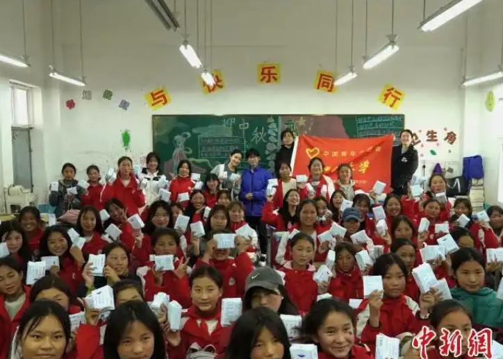 “正常的生理需求，没什么好羞耻的！”一一名去深山支教的女老师发现，班里女孩老悄悄