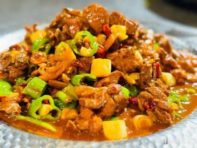去新疆旅游推荐的的十道特色美食1. 大盘鸡：鸡肉搭配土豆青椒焖煮，汤汁浓郁