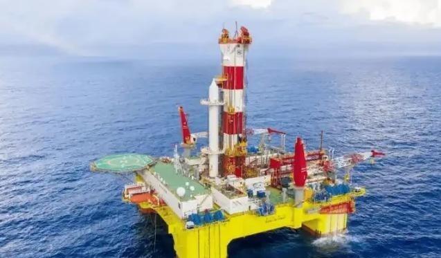 南海底下埋着550亿吨石油，够中国用四五十年，相当于八个大庆油田。越南每年