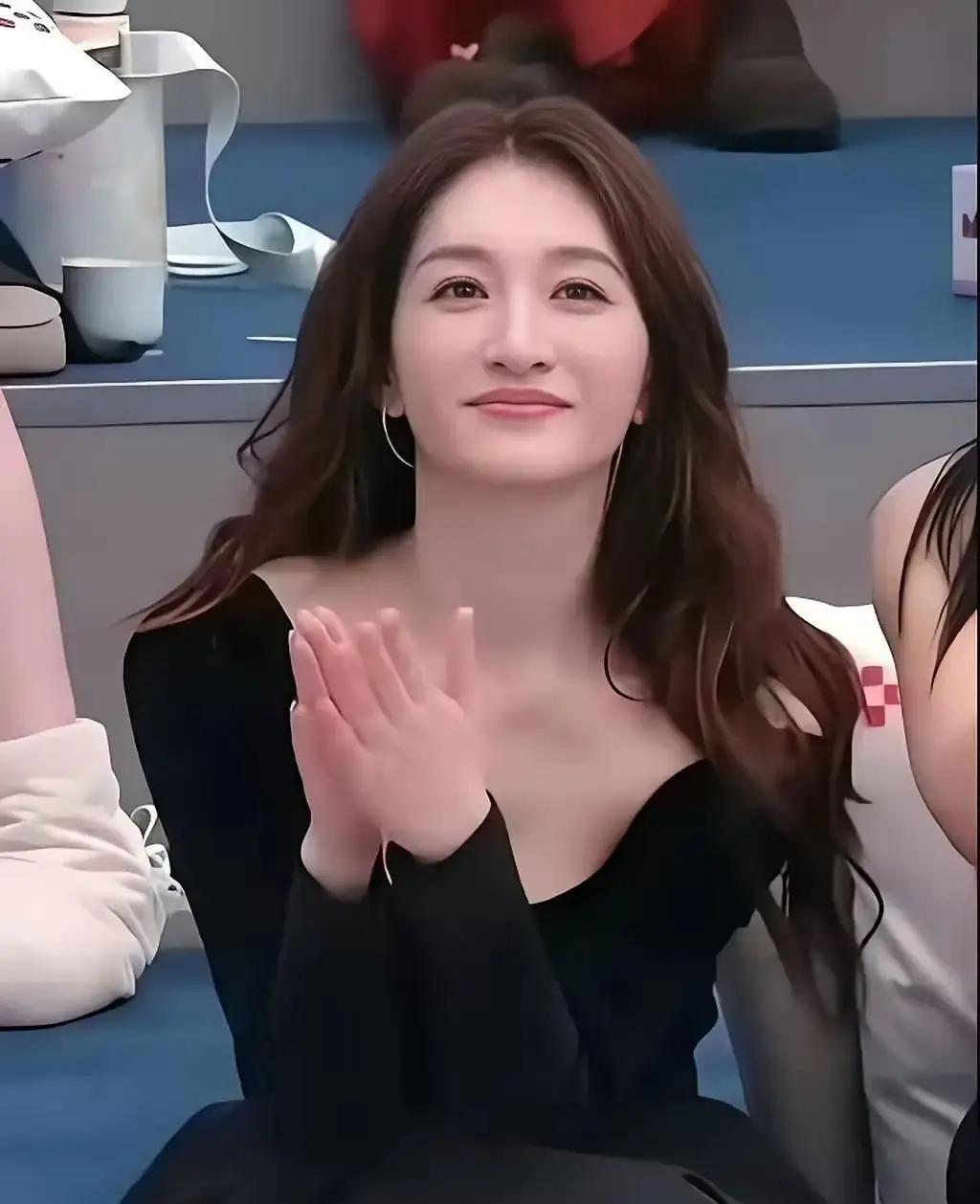 李小冉在浪姐5舞台上，对着专业音乐剧出身的万千惠说：“我零基础。”然后拒绝了组