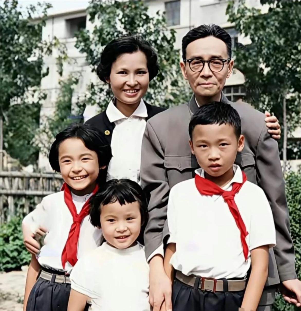 1965年，36岁的梁再冰和父亲梁思成，以及子女们在北京清华园小院的合影，都看看