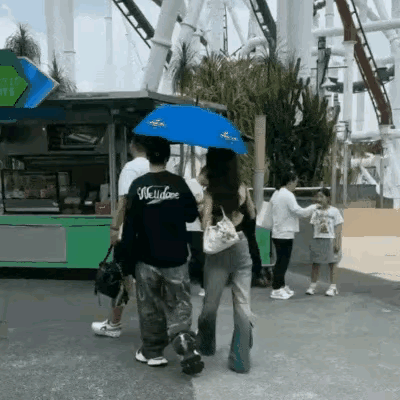 黄晓明前女友叶珂的天要塌了，估计她看到黄晓明带着辣妹游环球影城又会暴泪了，叶珂直