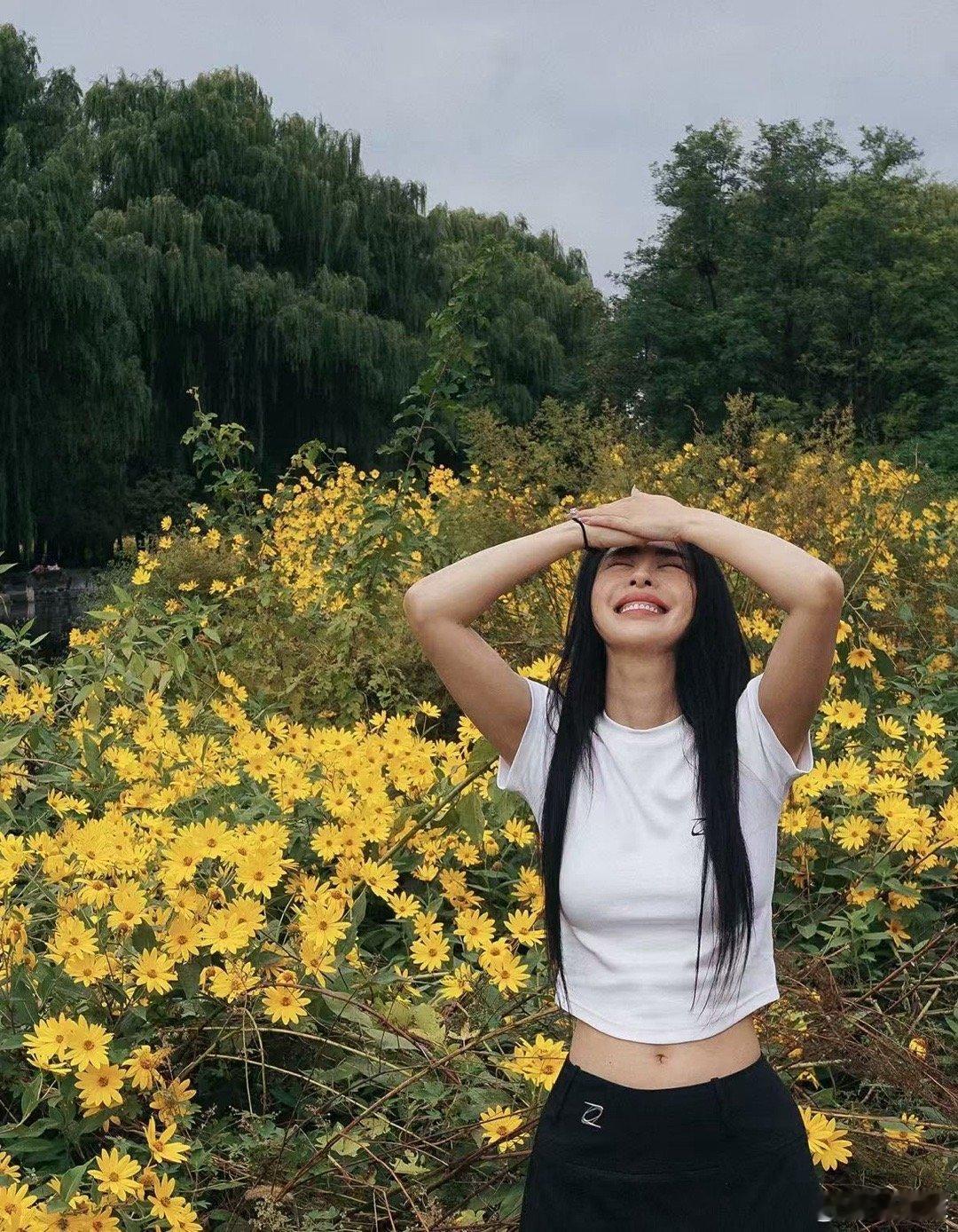 李菲儿溢出屏幕的鲜活感李菲儿简直活力炸弹！她拍照时那股鲜活劲儿，如阳光穿透屏幕