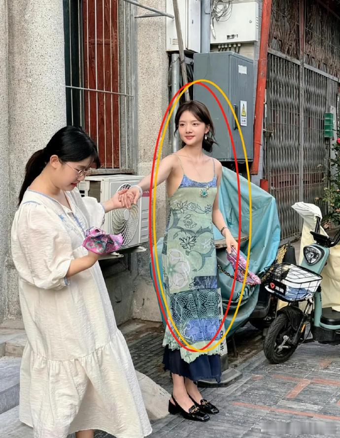 任敏不上镜？现实反差绝了！巴掌脸配精致五官，妆感服帖超惊艳，镜头根本锁不住这份美