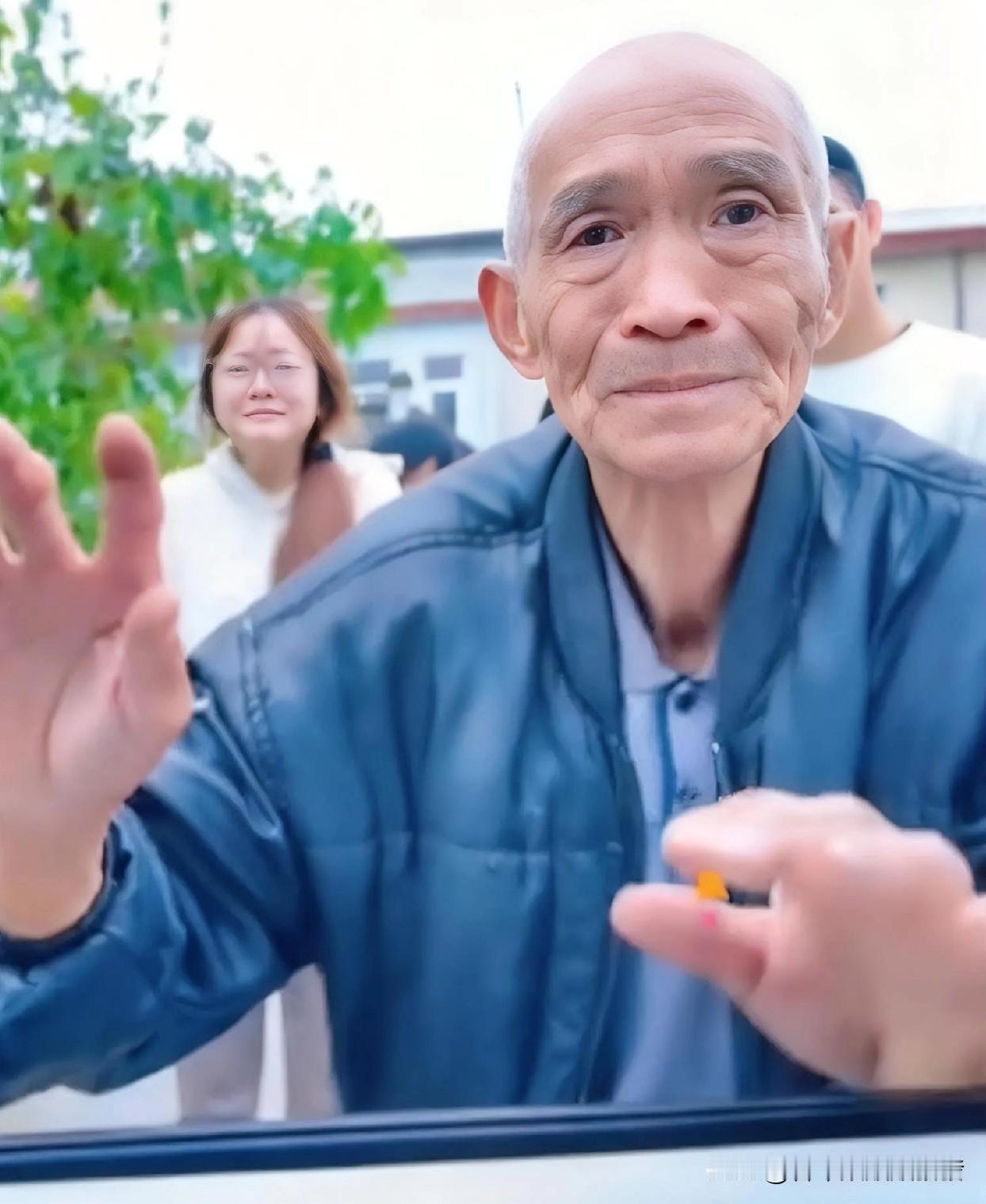 女子国庆放假把男友带回了家，返程准备离开时，佝偻着背的爷爷趴在车窗口，格外认真又