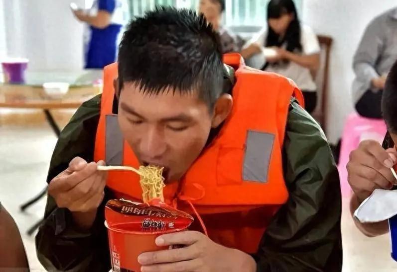 方便面又不是军粮，为何一救灾就发它？答案或许比我们想的要复杂很多人疑惑，救灾