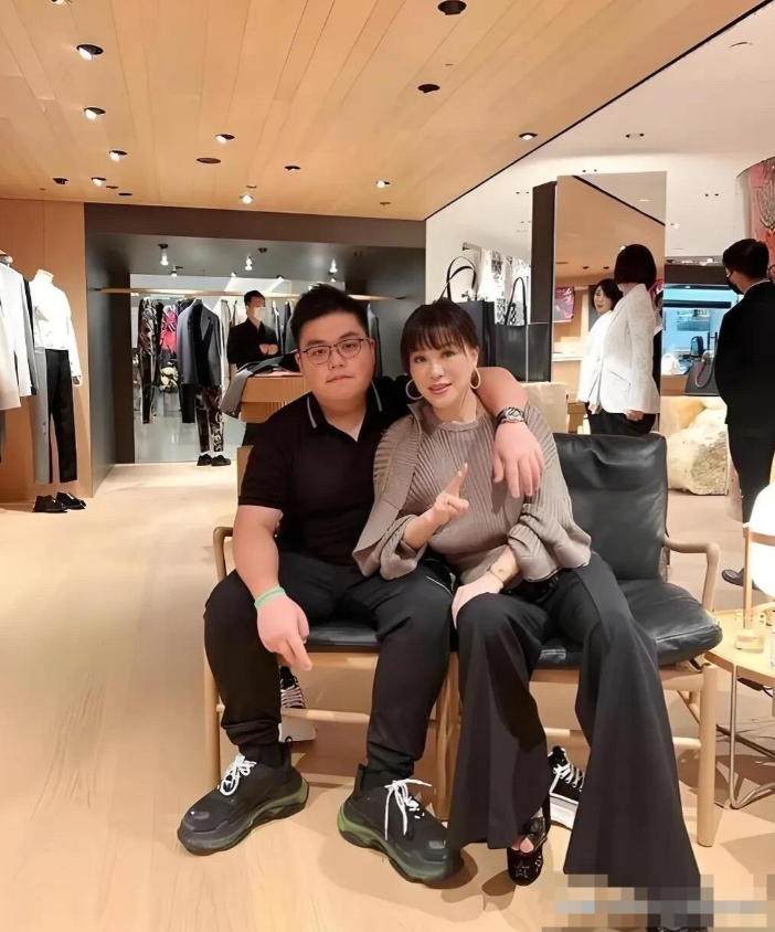 演员吕良伟的妻子杨小娟，也发福长胖了，本人看上去没有电视上好看，看起来就是普通的