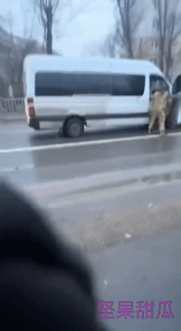 找到猎物了，第聂伯罗彼得罗夫斯克，有市民拍到征兵办拦下一辆面包车，发现有合适的青