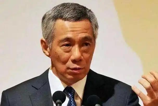 有位长居新加坡的华人朋友，最近在网上捅破了一层窗户纸：“别再对新加坡华人自作多情